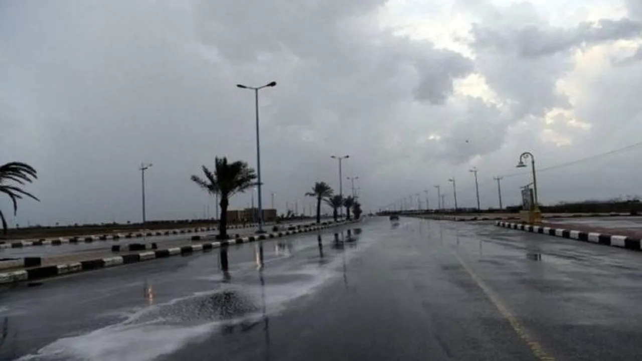 تحذيرات الأرصاد من أمطار رعدية ورياح مثيرة للأتربة تضرب مناطق محددة وتؤثر بالرؤية